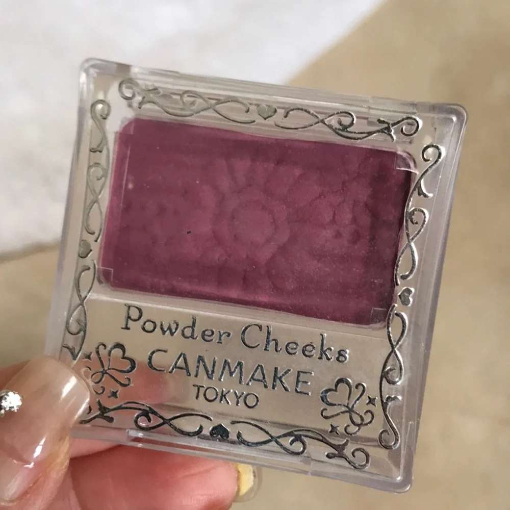 Powder blush cheeks - Picture 1 of 4